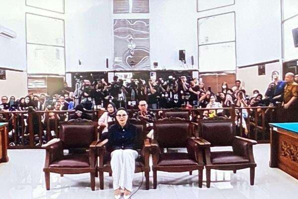 Pakai Kemeja Hitam, Nikita Mirzani Hadiri Sidang Dugaan TPPU di PN Jakarta Selatan Pakai Kemeja Hitam, Nikita Mirzani Hadiri Sidang Dugaan TPPU di PN Jakarta Selatan