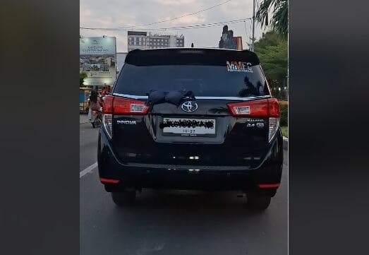 Viral Pakaian Dalam Wanita Nyangkut di Wiper Innova Reborn, Netizen : Jemuran Lupa Diangkat Viral Pakaian Dalam Wanita Nyangkut di Wiper Innova Reborn, Netizen : Jemuran Lupa Diangkat