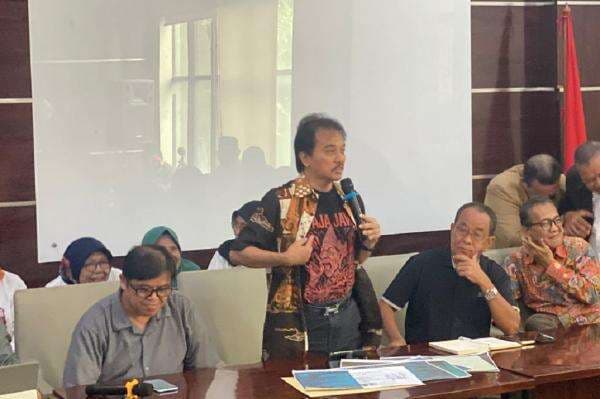 Roy Suryo Singgung Jokowi Bawa Map Ditekuk ke Polda Metro: Tak Mungkin Itu Ijazah Asli Roy Suryo Singgung Jokowi Bawa Map Ditekuk ke Polda Metro: Tak Mungkin Itu Ijazah Asli