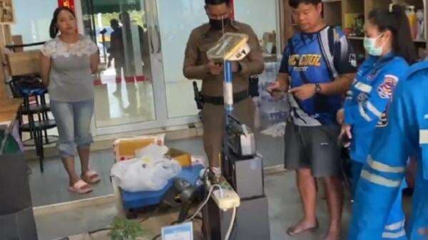 Karyawan Ekspedisi Kaget Temukan Paket Berisi 2 Mayat Bayi Kering, Pengirimnya Dukun Karyawan Ekspedisi Kaget Temukan Paket Berisi 2 Mayat Bayi Kering, Pengirimnya Dukun