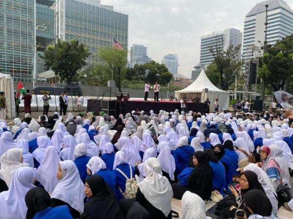 Massa Aksi Bela Palestina GerudukKedubes AS, Jalan Medan Merdeka Selatan Ditutup! Massa Aksi Bela Palestina GerudukKedubes AS, Jalan Medan Merdeka Selatan Ditutup!
