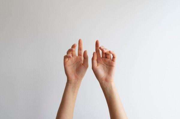 Palm Reader Tak Bisa Baca Garis Tangannya Sendiri Loh, Ini Alasannya Palm Reader Tak Bisa Baca Garis Tangannya Sendiri Loh, Ini Alasannya