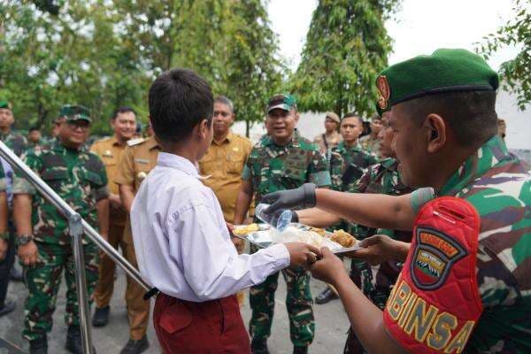 Uji Coba Makan Sehat Bergizi, Pangdam I/BB Tanya Siswa SD: Enak Gak Makanannya? Uji Coba Makan Sehat Bergizi, Pangdam I/BB Tanya Siswa SD: Enak Gak Makanannya?