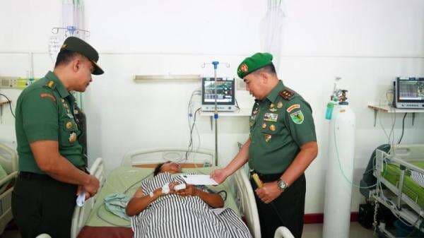 Pangdam XVII/Cenderawasih Jenguk Guru dan Nakes Korban Kebrutalan OPM Pangdam XVII/Cenderawasih Jenguk Guru dan Nakes Korban Kebrutalan OPM