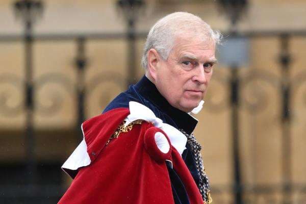 Pangeran Andrew Dituduh Selingkuh dengan Lebih dari 12 Wanita di Tahun Pertama Pernikahannya Pangeran Andrew Dituduh Selingkuh dengan Lebih dari 12 Wanita di Tahun Pertama Pernikahannya