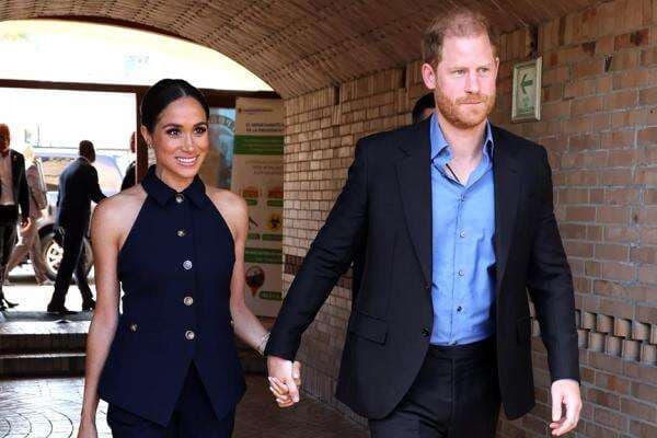 Pangeran Harry Klaim Dirinya dan Meghan Markle Dipaksa Mundur dari Keluarga Kerajaan Pangeran Harry Klaim Dirinya dan Meghan Markle Dipaksa Mundur dari Keluarga Kerajaan