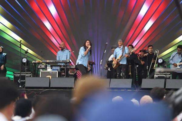 Panggung Formula E Jakarta 2025 Pecah! Dewa 19 Beraksi Bareng Ello dan Ari Lasso Panggung Formula E Jakarta 2025 Pecah! Dewa 19 Beraksi Bareng Ello dan Ari Lasso