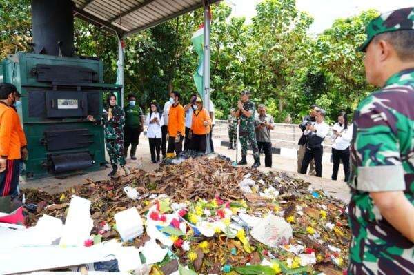 Panglima TNI dan Wali Kota Palembang Tinjau Mesin Olah Sampah 1 Ton Per Jam Panglima TNI dan Wali Kota Palembang Tinjau Mesin Olah Sampah 1 Ton Per Jam