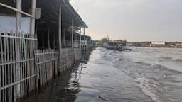 Pantai Karangsong Indramayu Dilanda Banjir Rob, Warung Pedagang Terdampak   