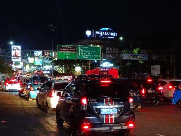 Pantauan Lalin pada Malam Libur Panjang Waisak di Puncak Bogor: Kembali Ramai Kendaraan Pantauan Lalin pada Malam Libur Panjang Waisak di Puncak Bogor: Kembali Ramai Kendaraan