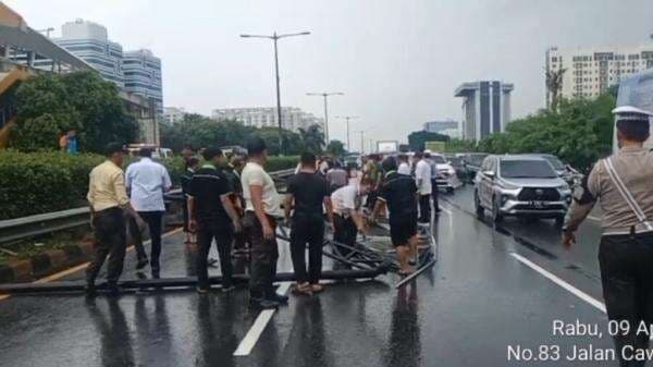 Diduga Diterjang Angin Kencang, Papan Reklame Roboh di Tol Dalam Kota Diduga Diterjang Angin Kencang, Papan Reklame Roboh di Tol Dalam Kota