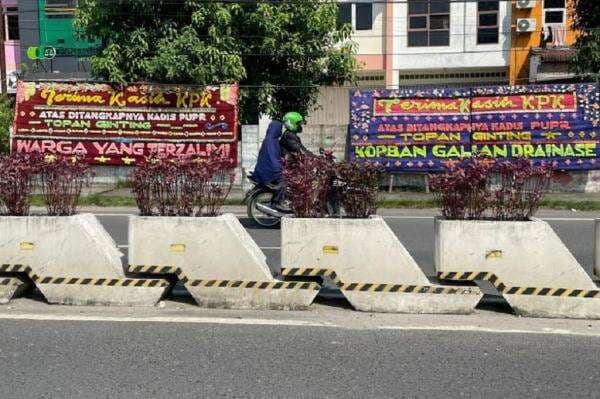 Topan Ginting Ditangkap, Papan Bunga Ucapan Terima Kasih untuk KPK Membanjiri Medan Topan Ginting Ditangkap, Papan Bunga Ucapan Terima Kasih untuk KPK Membanjiri Medan