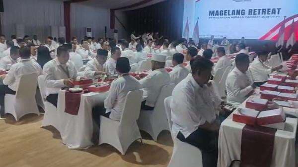 Potret Kepala Daerah Makan Siang di Akmil bak Tentara, Diawali Bunyi Lonceng Potret Kepala Daerah Makan Siang di Akmil bak Tentara, Diawali Bunyi Lonceng