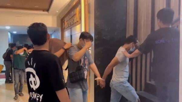 Deretan Pesta Gay yang Gemparkan Jakarta, Nomor 1 Ratusan Pria Ditangkap Deretan Pesta Gay yang Gemparkan Jakarta, Nomor 1 Ratusan Pria Ditangkap