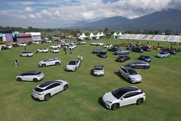 Paradoks Pasar Otomotif Indonesia: Saat Mobil Bensin Sekarat, Mobil Listrik Justru Pesta Pora Paradoks Pasar Otomotif Indonesia: Saat Mobil Bensin Sekarat, Mobil Listrik Justru Pesta Pora