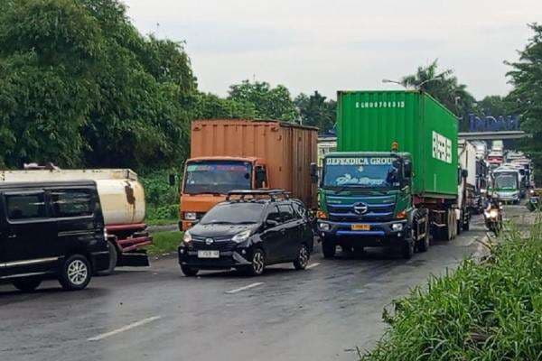 Parah! Gerbang Tol Kalihurip Utama 2 Disesaki Antrean Kendaraan, Macetnya Mengular hingga Jalur Arteri Parah! Gerbang Tol Kalihurip Utama 2 Disesaki Antrean Kendaraan, Macetnya Mengular hingga Jalur Arteri