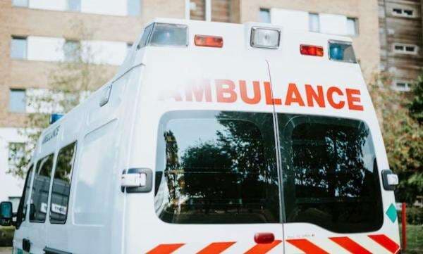 Parah! Ambulans Angkut Wisatawan Nyalakan Sirine Lawan Arah Parah! Ambulans Angkut Wisatawan Nyalakan Sirine Lawan Arah