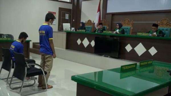 Pasangan Gay yang Ketangkap Warga Berhubungan Badan di Banda Aceh Divonis 85 Kali Cambuk Pasangan Gay yang Ketangkap Warga Berhubungan Badan di Banda Aceh Divonis 85 Kali Cambuk