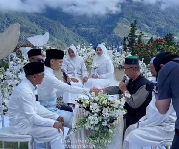 Viral Nikah di Atas Awan! Pasangan Ini Gelar Prosesi Akad Berlatar Gunung Kinabalu Viral Nikah di Atas Awan! Pasangan Ini Gelar Prosesi Akad Berlatar Gunung Kinabalu