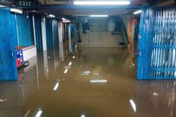 Pasar Cipulir Masih Direndam Banjir hingga Selasa Siang Pasar Cipulir Masih Direndam Banjir hingga Selasa Siang