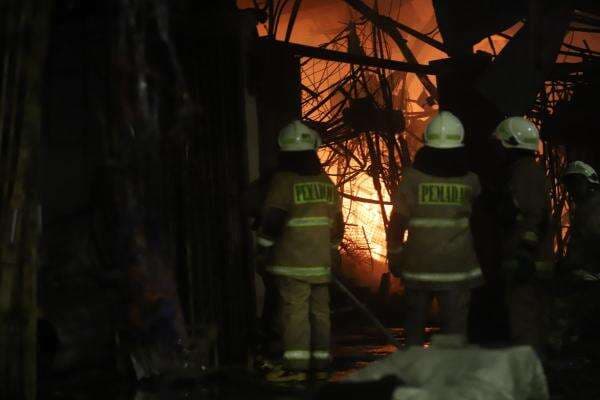 Kebakaran Hebat di Pasar Taman Puring, 500 Kios Hangus Terbakar Kebakaran Hebat di Pasar Taman Puring, 500 Kios Hangus Terbakar