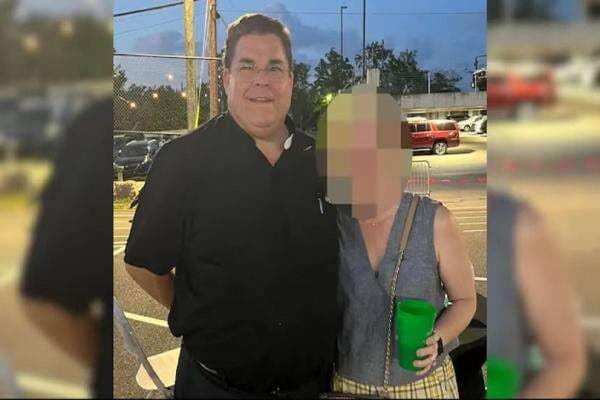 Pastor AS Dituduh Selingkuh dengan Penari Telanjang, lalu Bayar Uang Tutup Mulut Rp4,4 Miliar Pastor AS Dituduh Selingkuh dengan Penari Telanjang, lalu Bayar Uang Tutup Mulut Rp4,4 Miliar