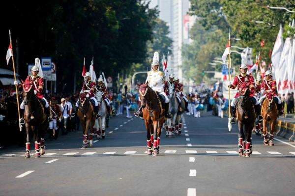 Pasukan Berkuda dan Marching Band Iringi Kirab Bendera Merah Putih ke Istana Pasukan Berkuda dan Marching Band Iringi Kirab Bendera Merah Putih ke Istana