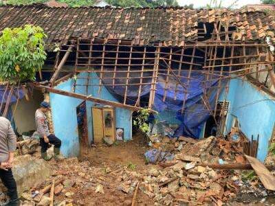 Pasutri di Bandarlampung Tewas Tertimpa Tembok Rumah Tetangga Pasutri di Bandarlampung Tewas Tertimpa Tembok Rumah Tetangga