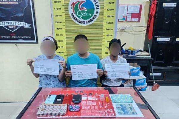 Digerebek Polisi, Pasutri di Merangin Tertangkap Basah Pesta Sabu dalam Rumah Digerebek Polisi, Pasutri di Merangin Tertangkap Basah Pesta Sabu dalam Rumah