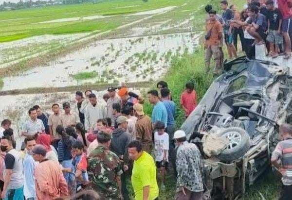 Mobil Ditabrak Kereta Api Putri Deli, Pasutri di Deliserdang Tewas Mengenaskan Mobil Ditabrak Kereta Api Putri Deli, Pasutri di Deliserdang Tewas Mengenaskan