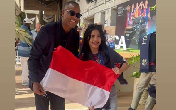 Patrick Kluivert Asyik Nonton El Clasico Barcelona vs Real Madrid, Sempat Foto dengan Fans Timnas Indonesia Patrick Kluivert Asyik Nonton El Clasico Barcelona vs Real Madrid, Sempat Foto dengan Fans Timnas Indonesia