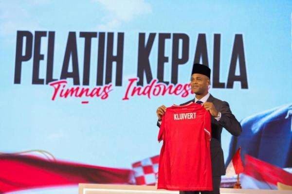 Ekspresi Pelatih Timnas Indonesia Patrick Kluivert Pakai Peci Pegang Jersey Garuda Ekspresi Pelatih Timnas Indonesia Patrick Kluivert Pakai Peci Pegang Jersey Garuda