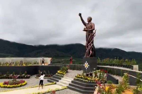 Kenapa Patung Jokowi Senilai Rp2,5 Miliar di Karo Pegang Jeruk? Ternyata Ini Maknanya Kenapa Patung Jokowi Senilai Rp2,5 Miliar di Karo Pegang Jeruk? Ternyata Ini Maknanya