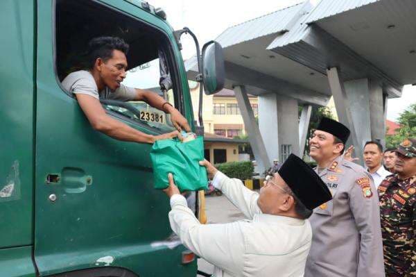 PCNU Jakut dan Polres Pelabuhan Tanjung Priok Bagikan Sembako ke Sopir Truk PCNU Jakut dan Polres Pelabuhan Tanjung Priok Bagikan Sembako ke Sopir Truk