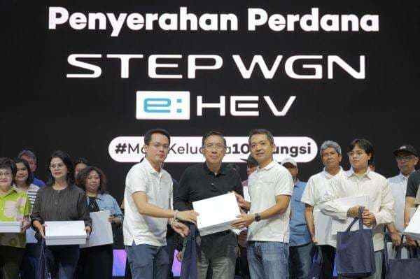Pecah Telur! 20 Keluarga Indonesia Jadi Saksi Sejarah, Terima Kunci Perdana Honda Step WGN e:HEV di GIIAS 2025 Pecah Telur! 20 Keluarga Indonesia Jadi Saksi Sejarah, Terima Kunci Perdana Honda Step WGN e:HEV di GIIAS 2025