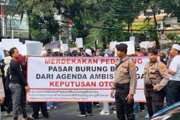 Pedagang Pasar Barito Tolak Pengosongan: Pasar Rakyat Bukan untuk Kapitalis! Pedagang Pasar Barito Tolak Pengosongan: Pasar Rakyat Bukan untuk Kapitalis!