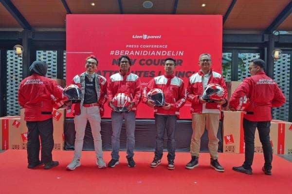 Peduli Keselamatan Kerja, Kurir Paket Barang Dilengkapi Atribut Berstandar SNI Peduli Keselamatan Kerja, Kurir Paket Barang Dilengkapi Atribut Berstandar SNI