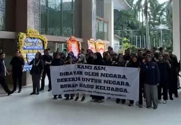ASN Kemdiktisaintek Dipecat akibat Istri Mendiksaintek Satryo Ingin Ganti Meja Kerja, Ini Kronologinya ASN Kemdiktisaintek Dipecat akibat Istri Mendiksaintek Satryo Ingin Ganti Meja Kerja, Ini Kronologinya