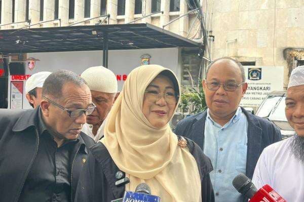 Dokter Tifa Datangi Polda Metro, Ngotot Berhak Lihat Ijazah Jokowi Dokter Tifa Datangi Polda Metro, Ngotot Berhak Lihat Ijazah Jokowi