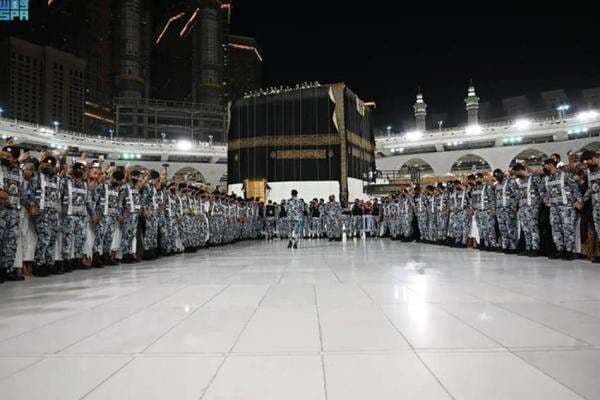 Pejabat Arab Saudi Naikkan Kain Kiswah Bagian Bawah Pejabat Arab Saudi Naikkan Kain Kiswah Bagian Bawah