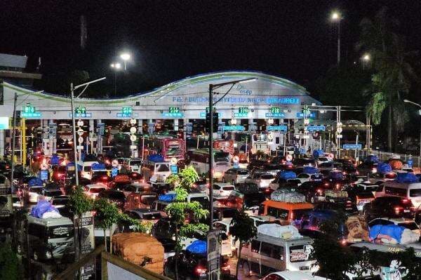 Kendaraan Padati Pelabuhan Bakauheni saat Puncak Arus Balik Lebaran, Antrean Pintu Masuk Mengular Kendaraan Padati Pelabuhan Bakauheni saat Puncak Arus Balik Lebaran, Antrean Pintu Masuk Mengular