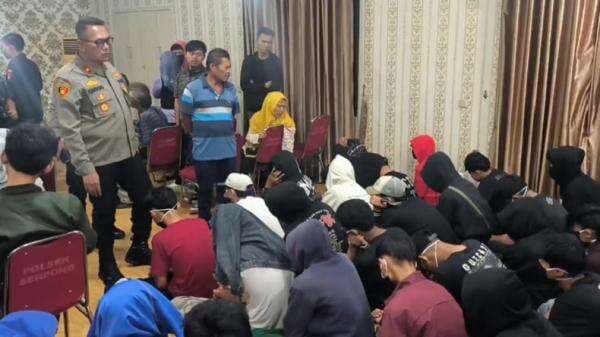 Puluhan Pelajar Akan Tawuran Ditangkap Personel Polsek Serpong, Sajam hingga Molotov Disita Puluhan Pelajar Akan Tawuran Ditangkap Personel Polsek Serpong, Sajam hingga Molotov Disita