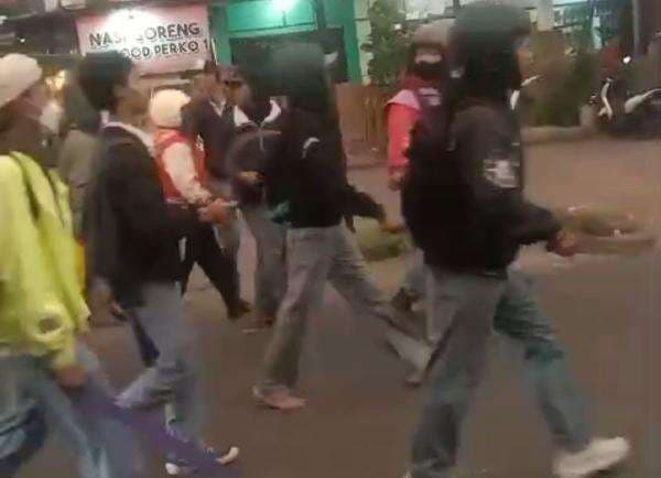 Heboh Pelajar Tawuran Tenteng Sajam, Polisi: Bikin Konten 5 Menit Bubar Heboh Pelajar Tawuran Tenteng Sajam, Polisi: Bikin Konten 5 Menit Bubar