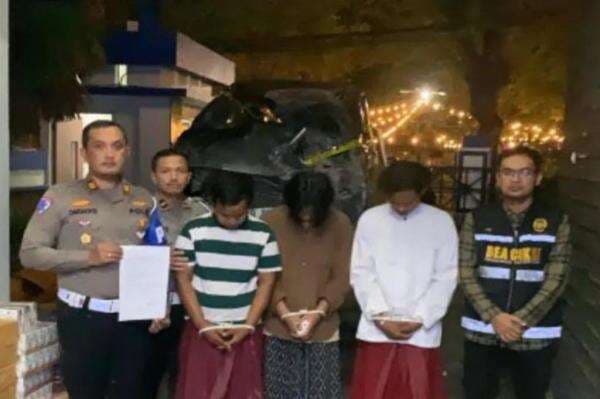Kasus Mobil Bawa Rokok Ilegal Tabrak Rumah Warga di Bangkalan, 3 Orang Ditangkap! Kasus Mobil Bawa Rokok Ilegal Tabrak Rumah Warga di Bangkalan, 3 Orang Ditangkap!