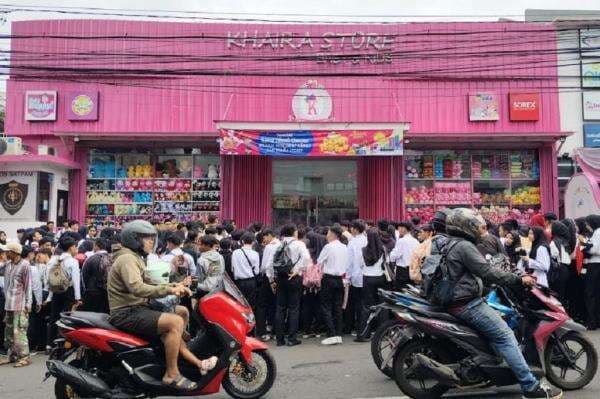 1.000 Lebih Pelamar Berebut 50 Posisi Kerja Toko di Cianjur, Digaji Rp1,8 Juta selama Pelatihan 1.000 Lebih Pelamar Berebut 50 Posisi Kerja Toko di Cianjur, Digaji Rp1,8 Juta selama Pelatihan