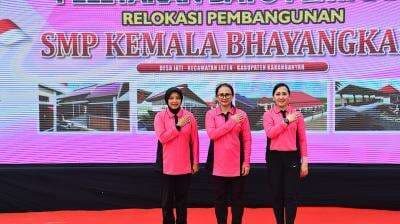 Peletakan Batu Pertama Pembangunan SMP Kemala Bhayangkari, Istri Kapolri Harap Berkontribusi Positif ke Masyarakat Peletakan Batu Pertama Pembangunan SMP Kemala Bhayangkari, Istri Kapolri Harap Berkontribusi Positif ke Masyarakat