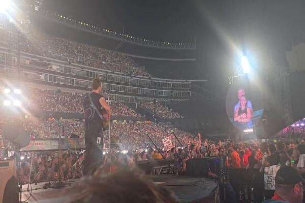 Pelukan saat Konser Coldplay Viral, CEO Astronomer dan Anak Buahnya Dituduh Selingkuh Pelukan saat Konser Coldplay Viral, CEO Astronomer dan Anak Buahnya Dituduh Selingkuh