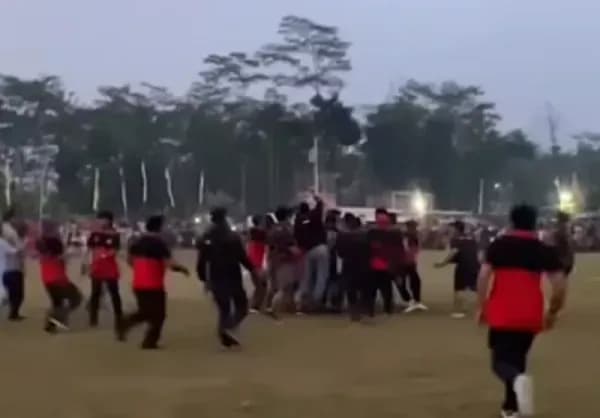 Pemain Liga 1 dan Eks Timnas Indonesia Ribut hingga Keroyok Wasit saat Main Tarkam Pemain Liga 1 dan Eks Timnas Indonesia Ribut hingga Keroyok Wasit saat Main Tarkam