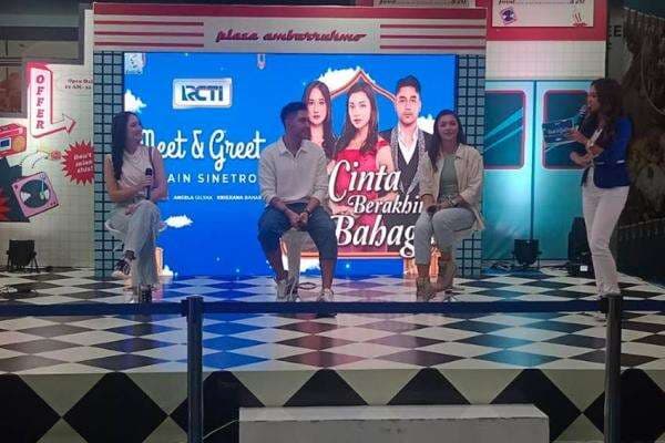 Pemain Sinetron Cinta Berakhir Bahagia Gelar Meet and Greet di Yogyakarta, Pengunjung Antusias Pemain Sinetron Cinta Berakhir Bahagia Gelar Meet and Greet di Yogyakarta, Pengunjung Antusias