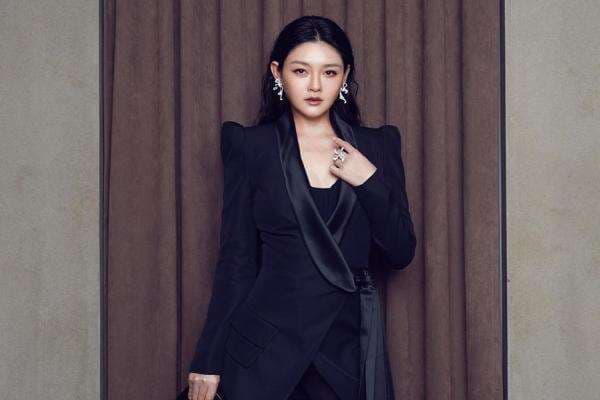 Pemakaman Barbie Hsu Diiringi Tangis Keluarga di Tengah Hujan dan Kabut Tebal Pemakaman Barbie Hsu Diiringi Tangis Keluarga di Tengah Hujan dan Kabut Tebal